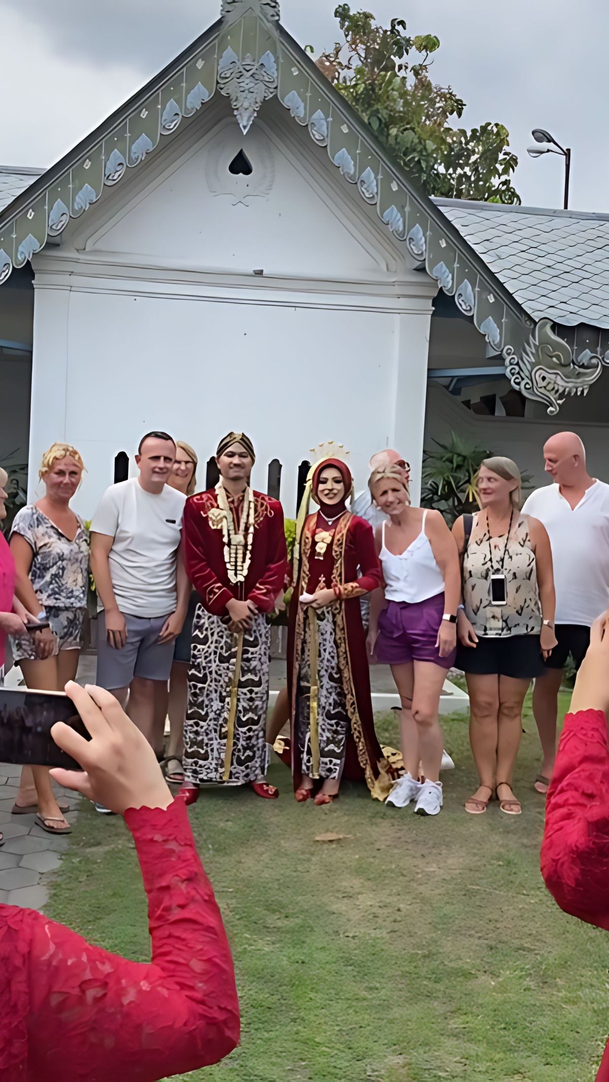 Pengantin Shock Acara Pernikahannya Dikira Spot Foto oleh Rombongan Bule