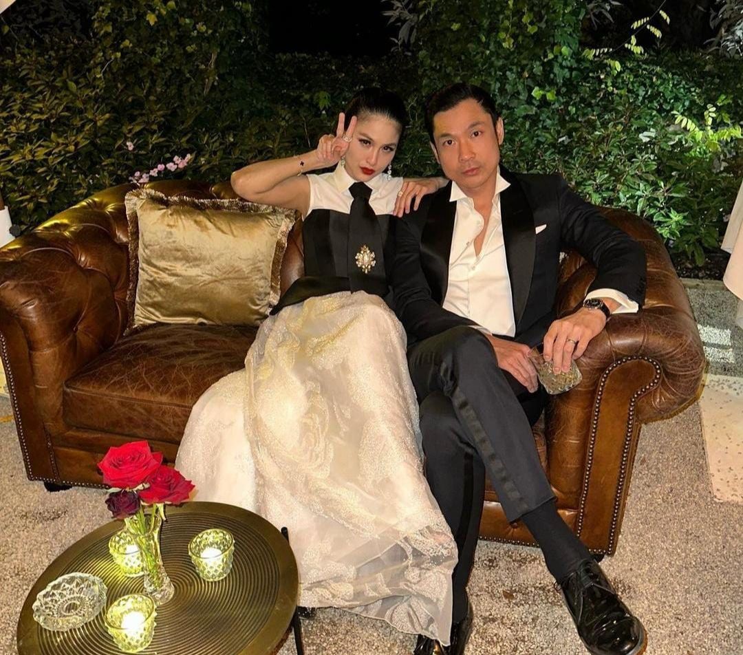 Momen Sandra Dewi Lengket Banget sama Berondong Ganteng, Vibesnya Kayak Mafia Hongkong