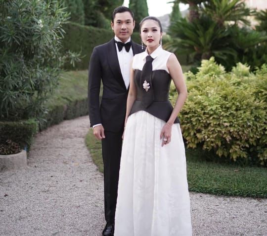 Momen Sandra Dewi Lengket Banget sama Berondong Ganteng, Vibesnya Kayak Mafia Hongkong