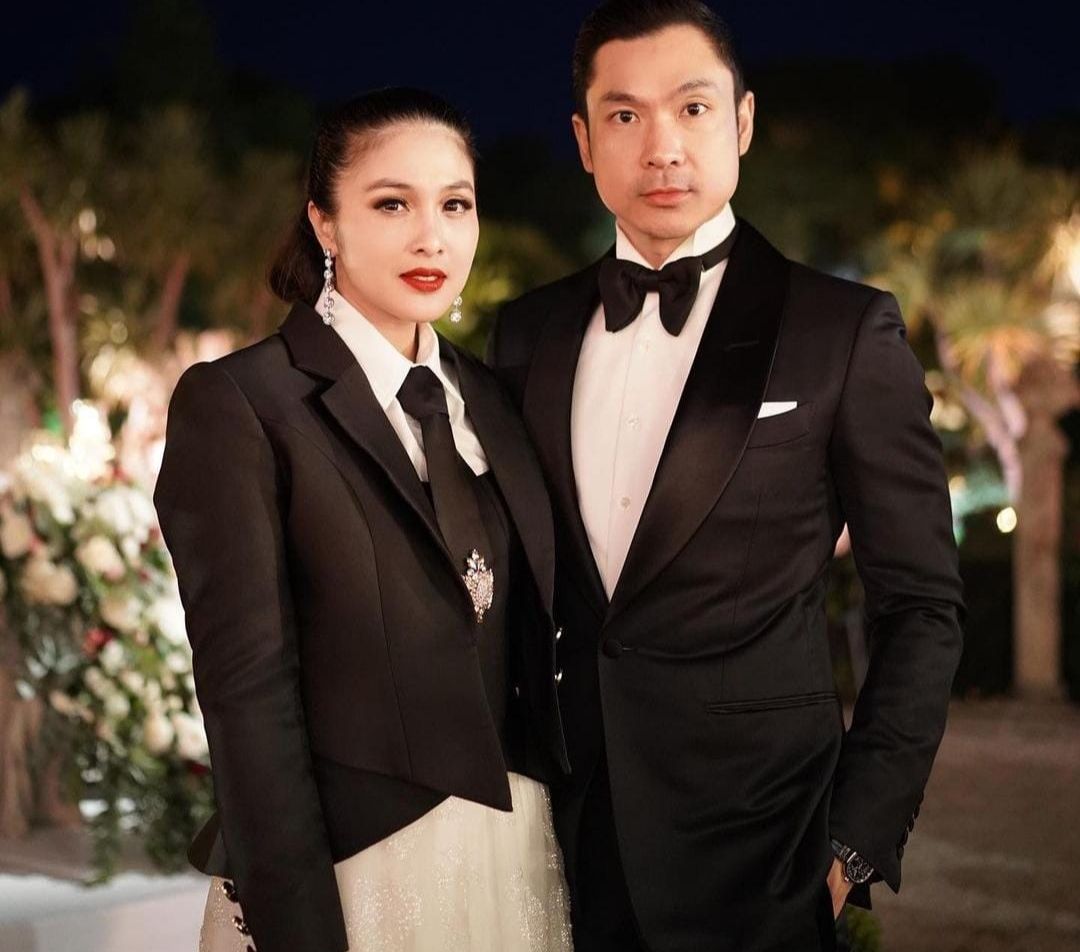 Momen Sandra Dewi Lengket Banget sama Berondong Ganteng, Vibesnya Kayak Mafia Hongkong