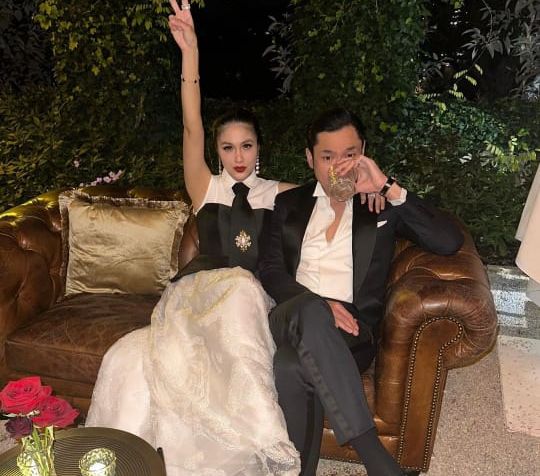 Momen Sandra Dewi Lengket Banget sama Berondong Ganteng, Vibesnya Kayak Mafia Hongkong