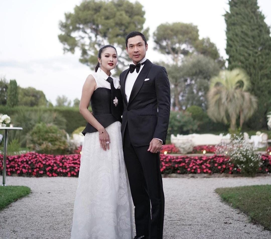 Momen Sandra Dewi Lengket Banget sama Berondong Ganteng, Vibesnya Kayak Mafia Hongkong