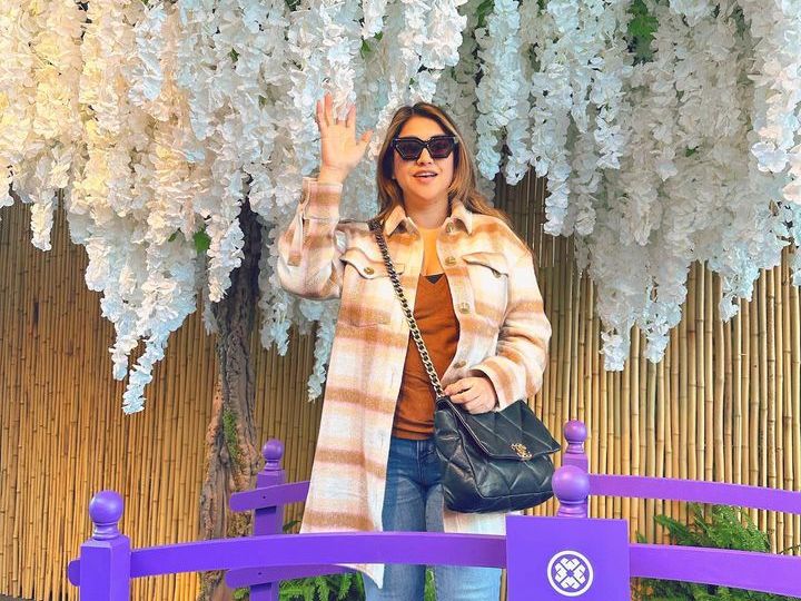 Kini Tinggal di Amerika, Sarah Azhari Umumkan Kabar Buruk Tak Mengenakan