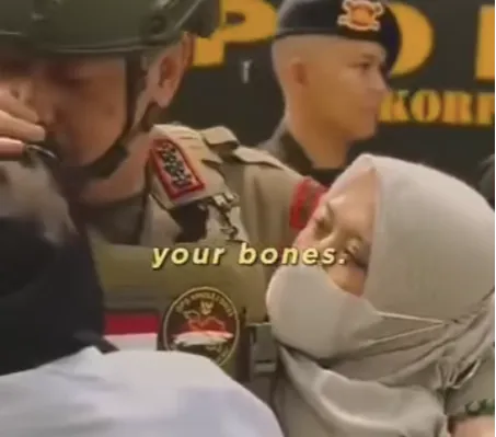 Peluk dan Cium Kening Sang Istri, Momen Kombes Pol Donyar Kusumadji Saat Pulang dari Tugas Satgas Ops Amole