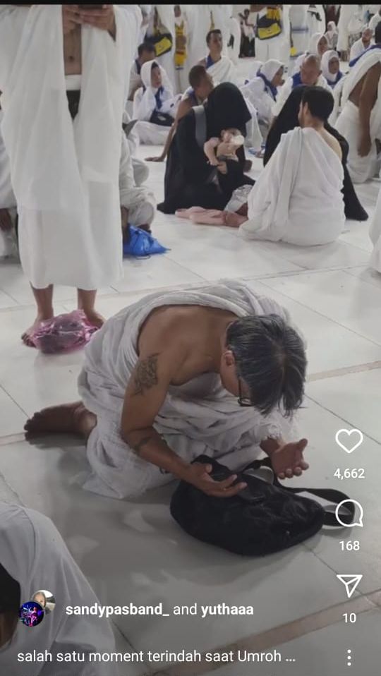 Momen Indah Personel Pas Band saat Umrah, Melihat Sahabat yang Mualaf Bersimpuh di Depan Kabah