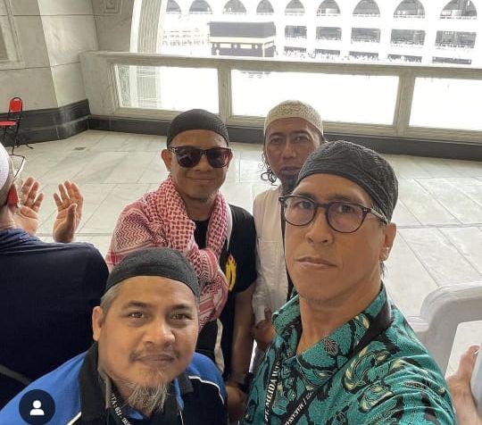 Momen Indah Personel Pas Band saat Umrah, Melihat Sahabat yang Mualaf Bersimpuh di Depan Kabah
