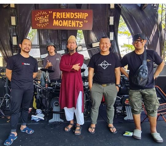 Momen Indah Personel Pas Band saat Umrah, Melihat Sahabat yang Mualaf Bersimpuh di Depan Kabah
