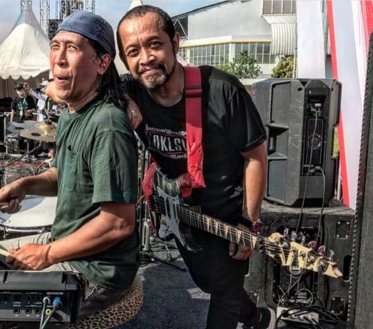 Momen Indah Personel Pas Band saat Umrah, Melihat Sahabat yang Mualaf Bersimpuh di Depan Kabah