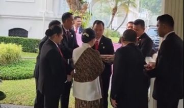 Setelah Iriana muncul bersama Presiden Jokowi, para Paspampres pun langsung maju dan menyanyikan lagu selamat ulang tahun.