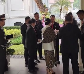 Momen Iriana Terkejut  Saat Paspampres Bawa Spanduk di depan Istana dan Menyanyikan Selamat Ulang Tahun