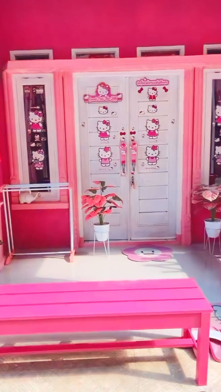 Potret Rumah Die-Hard Fans Hello Kitty, dari Teras sampai Kamar Mandi Serasa Dipantau Kucing Gemas