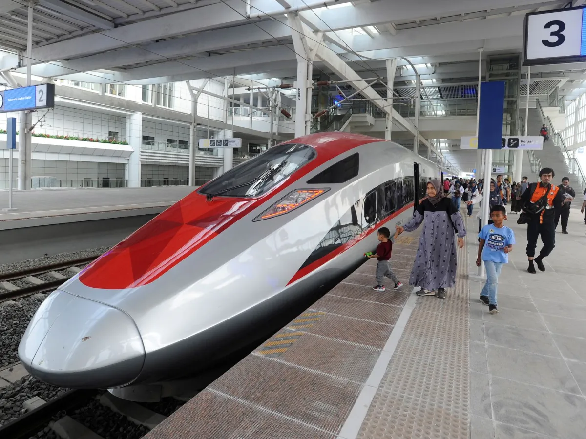 Jokowi Resmikan Kereta Cepat Whoosh, Terkencang se-Asia Tenggara