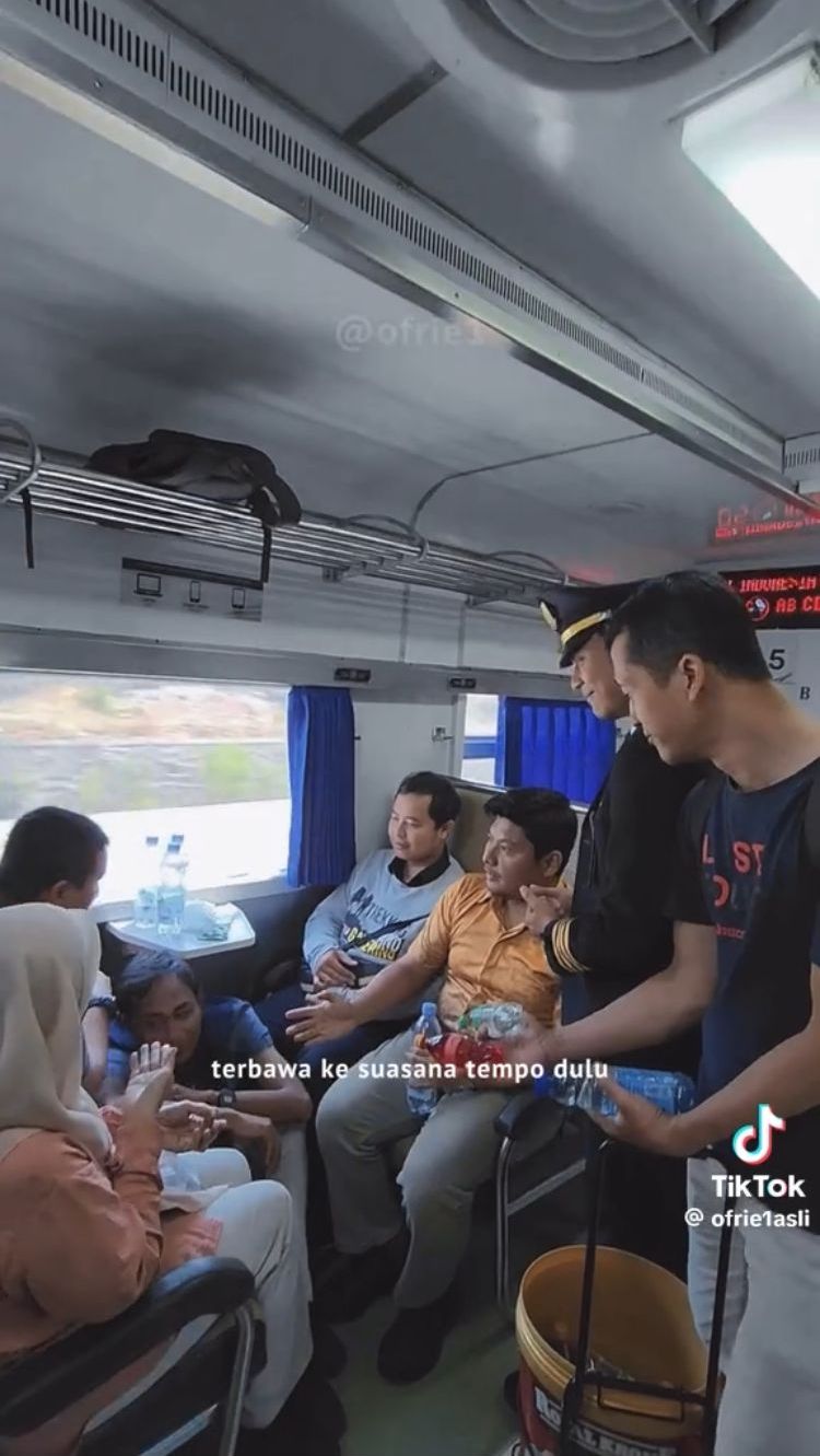 Cosplay jadi Pedagang Asongan di Kereta, Aksi Pramugari dan Pramugara KAI Ini Bikin Nostalgia
