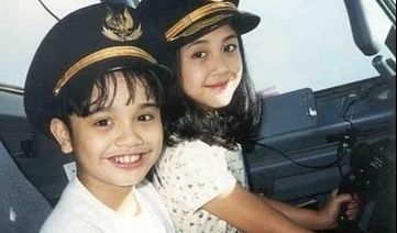 Potret Sherina dan Derby Romero langsung mencuri perhatian rekan-rekan artis. Dian Sastro hingga Gisel menuliskan komentarnya.<br>