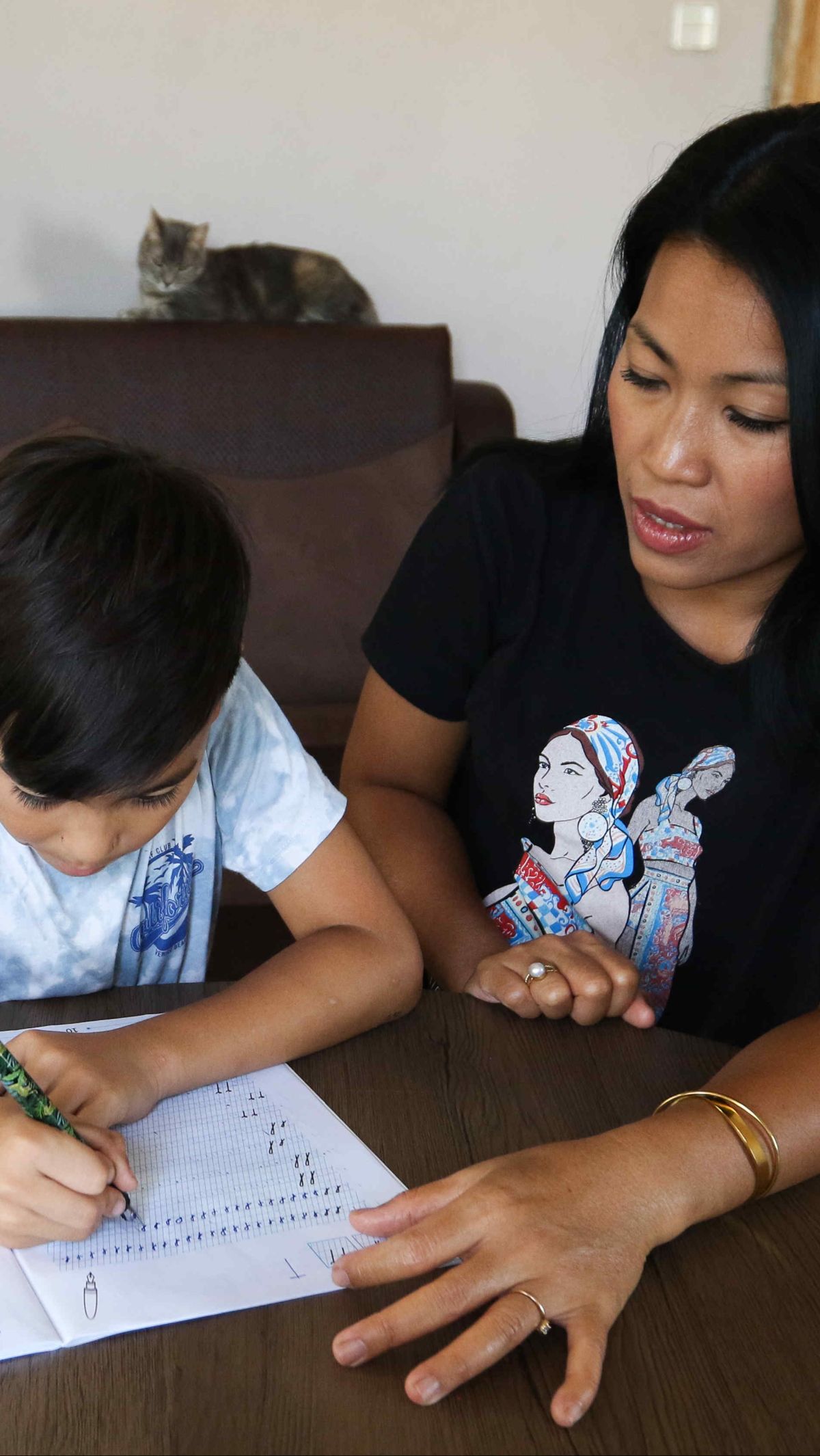 Di Rumania, Dewi tidak hanya membangun keluarga kecil bersama suaminya, tetapi ia juga melestarikan tradisi seni<br>tari Bali.<br>