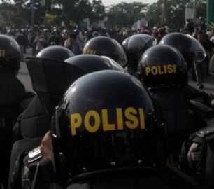 Momen Langka Polisi dan Mahasiswa 'Nongkrong Bareng' Saat Demo, Layaknya Reuni Teman Lama