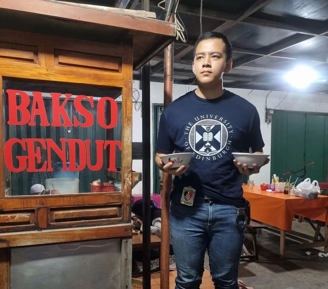 Tidak berseragam Polri, Iptu Hafiz tampak berpenampilan kasual dengan mengenakan kaos yang bertuliskan The University of Edinburgh dan celana jeans. Bahkan Ia juga terlihat mengenakan sandal kasual.<br>