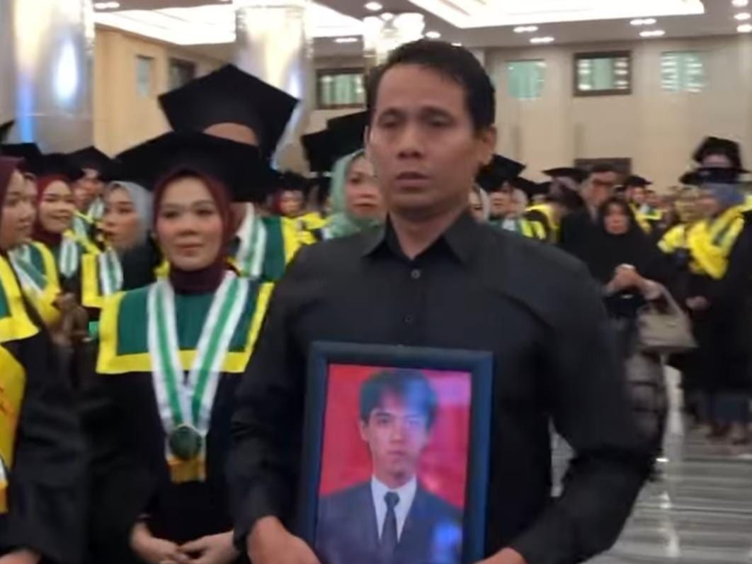 Momen Penuh Haru Ayah Wakili Wisuda Anaknya yang Meninggal, Bawa Foto Almarhum Bikin Mahasiswa Nangis
