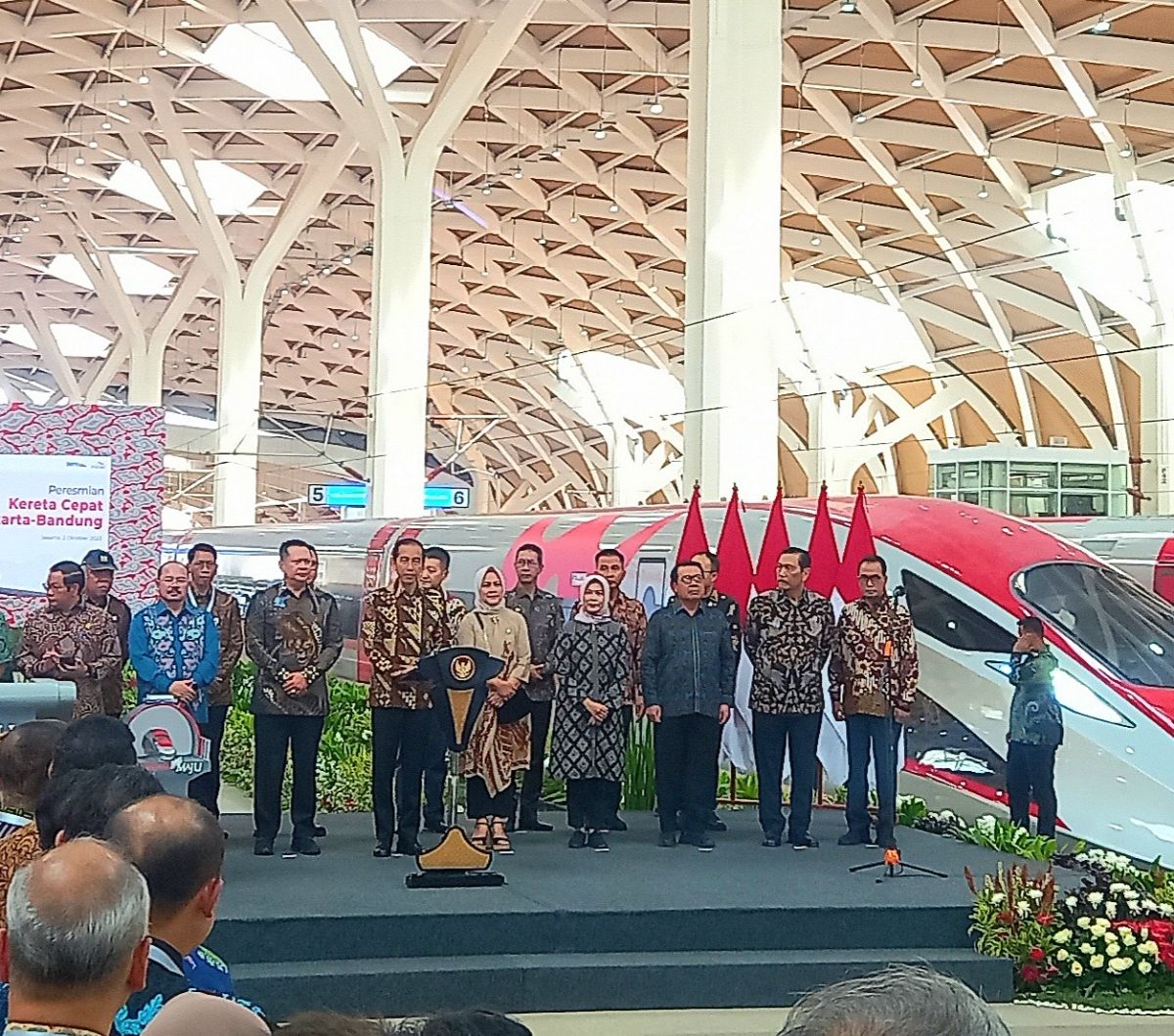 Mengenal Whoosh, Kereta Cepat Pertama Di Asia Tenggara Yang Diresmikan ...