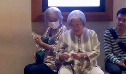 Duduk Bersebelahan di Ruang Tunggu