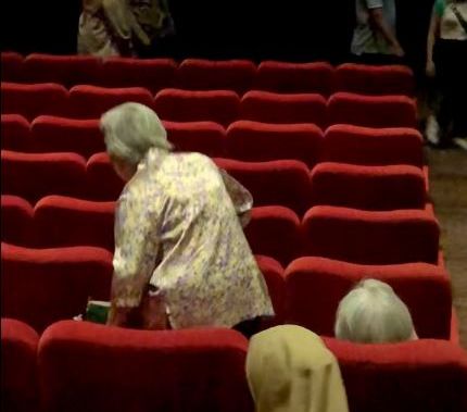 Viral Momen Manis Dua Lansia Nonton Bareng di Bioskop, Curi Perhatian Warganet