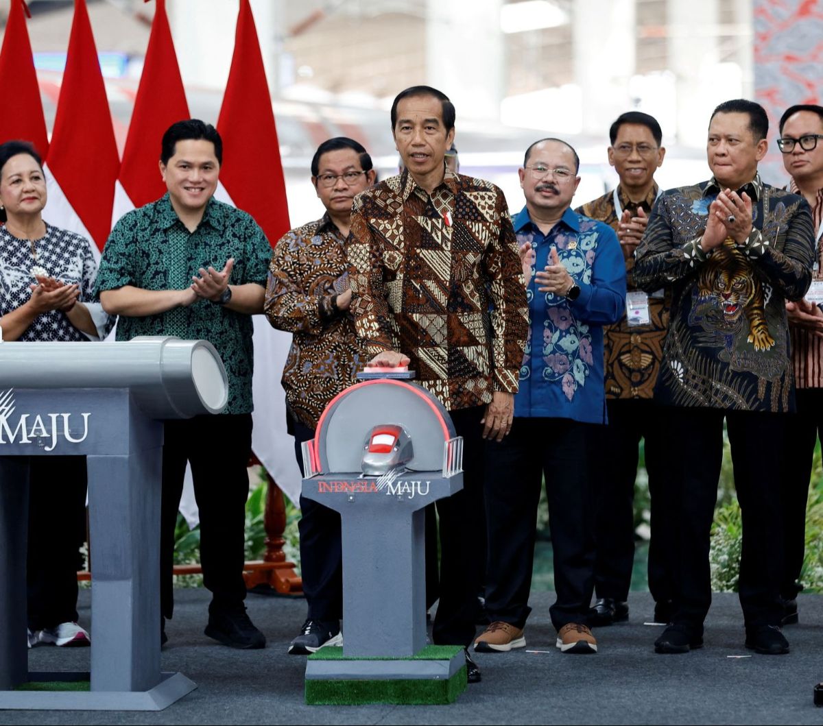 Presiden Joko Widodo atau Jokowi melakukan peresmian operasional Whoosh, kereta cepat Jakarta-Bandung di Stasiun Halim Jakarta, Senin (2/10/2023) pagi. Momen tersebut dilakukan dengan awal pembacaan bismalah oleh Jokowi.
