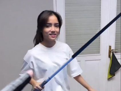 Usai Heboh Selebrasi 'Bucin' Aaliyah dan Thariq, Intip Potret Kece Fuji Main Billiar