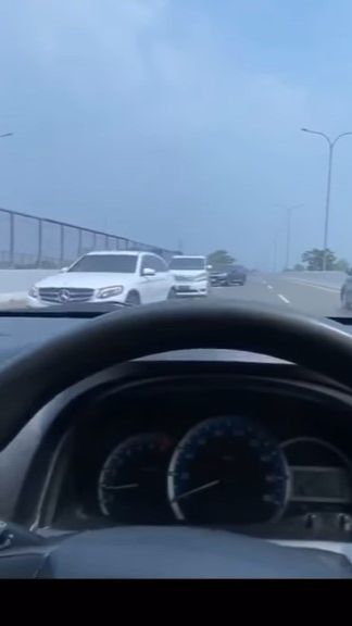 Terlihat, dua mobil unit putih dan satu unit mobil hitam memutar arah. Kendaraan pun bergerak berlawanan arah dari semestinya.<br>