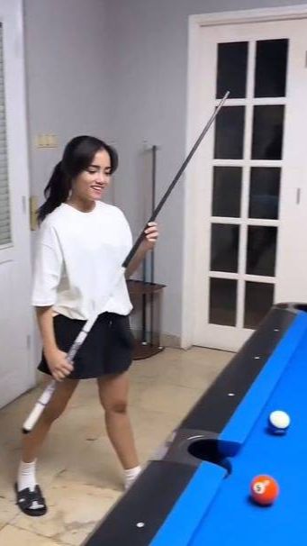 Awalnya Fuji masih ragu bola mana yang akan dimasukan.