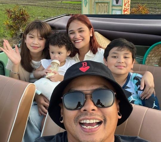 Potret Wendy Cagur Liburan ke Yogyakarta Bareng Keluarga, Netizen Salfok Ketiga Anaknya