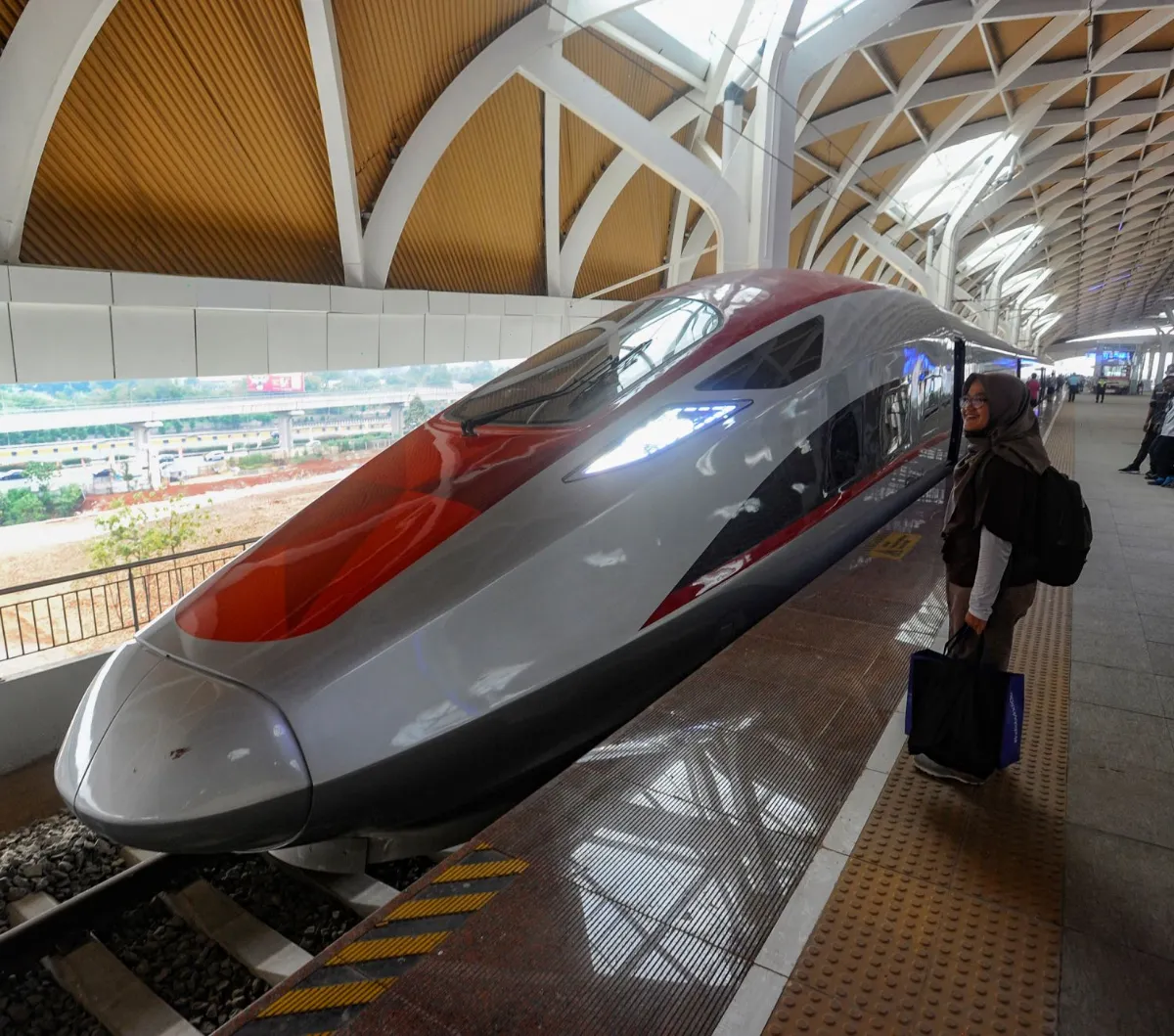 Tak hanya itu, nantinya stasiun KA cepat juga akan terkoneksi dengan berbagai angkutan umum, taksi dan berbagai akses transportasi lainnya.