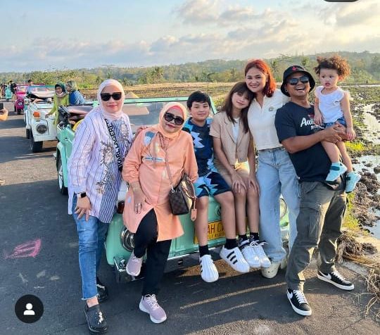 Potret Wendy Cagur Liburan ke Yogyakarta Bareng Keluarga, Netizen Salfok Ketiga Anaknya