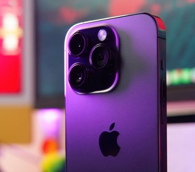 Duh Pengguna IPhone 15 Pro Keluhkan Baterai Ponsel Yang Mengembung