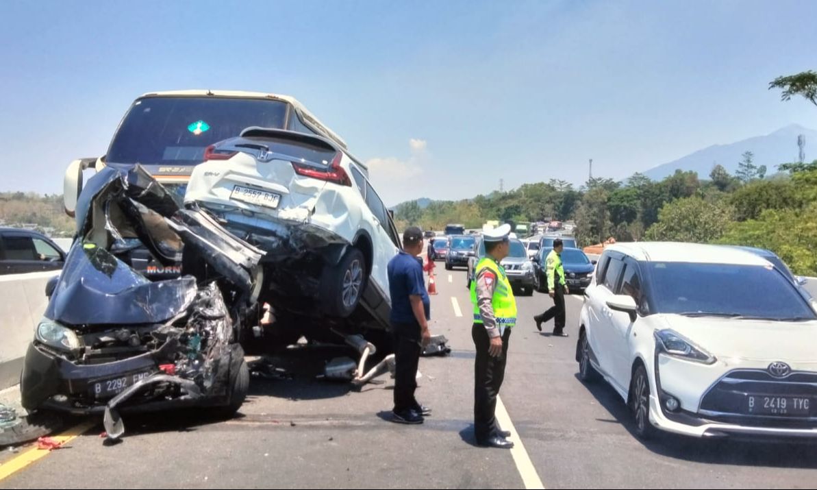 Fakta Di Balik Kecelakaan Maut Hingga Mobil Bersusun Menumpuk Di Tol ...