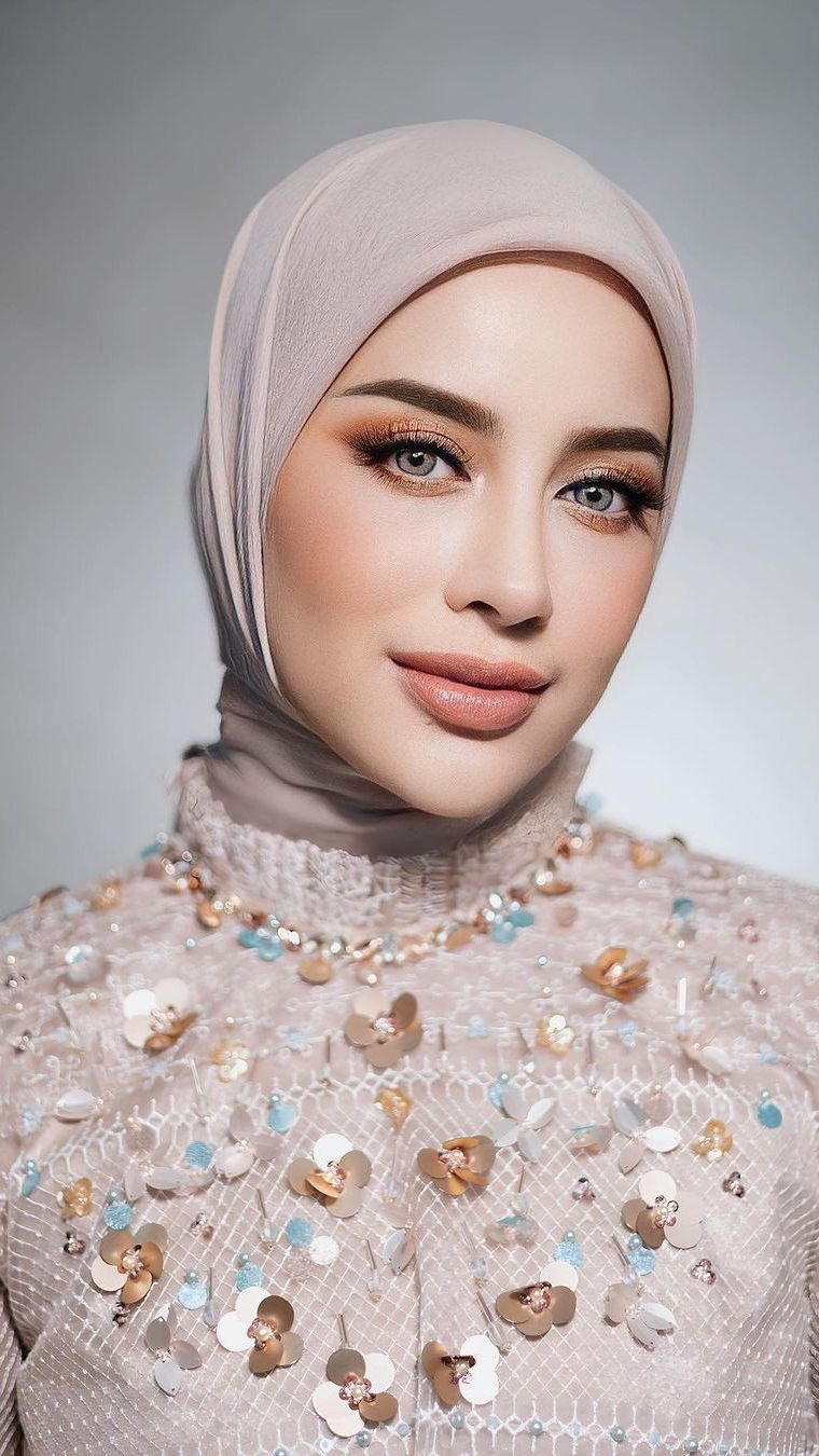 Look Dress Full Payet Mewah Inspirasi dari Aghnia Punjabi