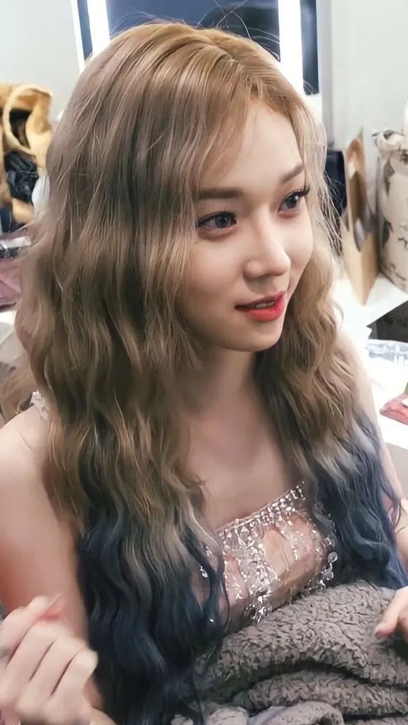 Winter has also dyed her long hair different colors. She has tried ombre, highlight to bleached tones.