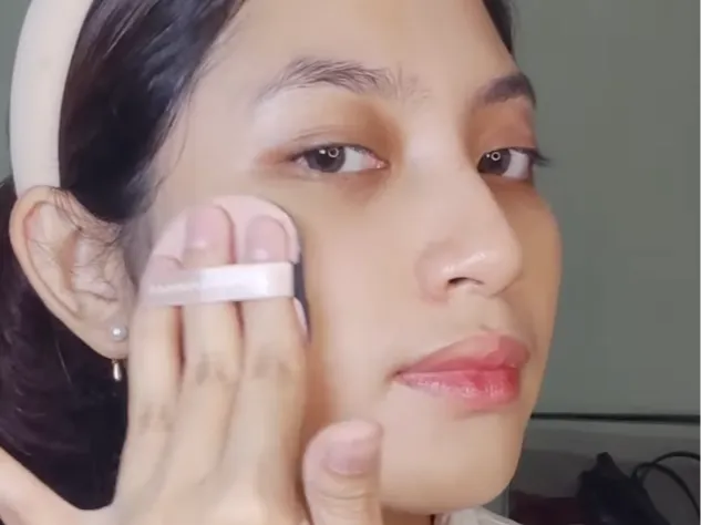 Aplikasikan di Bagian Tengah Wajah