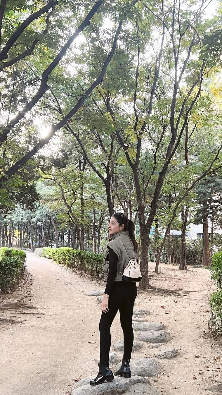 Nabila mengenakan long sleeve top dan bawahan long pants.