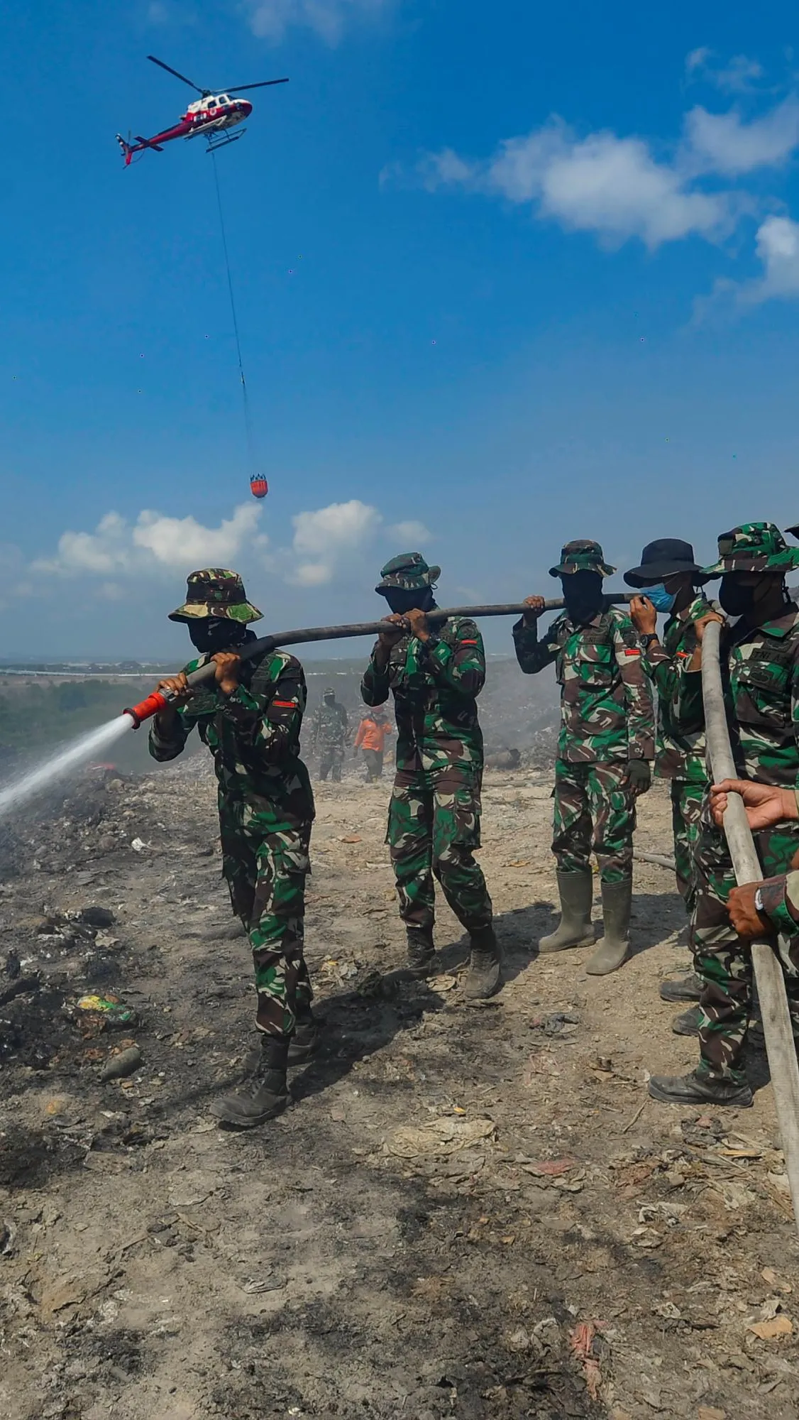 FOTO: Aksi Pasukan Raider TNI AD Dan Helikopter Water Bombing BNPB ...