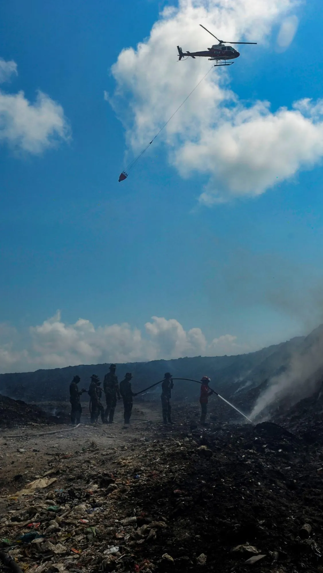 FOTO: Aksi Pasukan Raider TNI AD Dan Helikopter Water Bombing BNPB ...