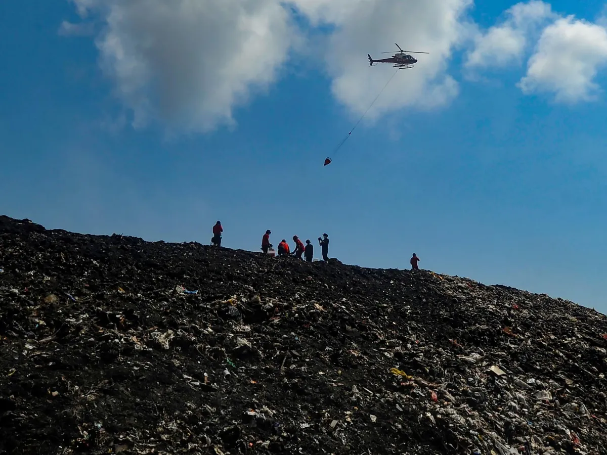 FOTO: Aksi Pasukan Raider TNI AD Dan Helikopter Water Bombing BNPB ...