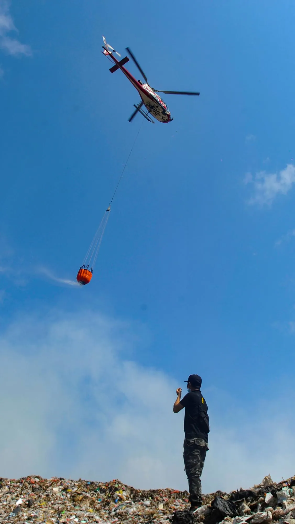 FOTO: Aksi Pasukan Raider TNI AD Dan Helikopter Water Bombing BNPB ...