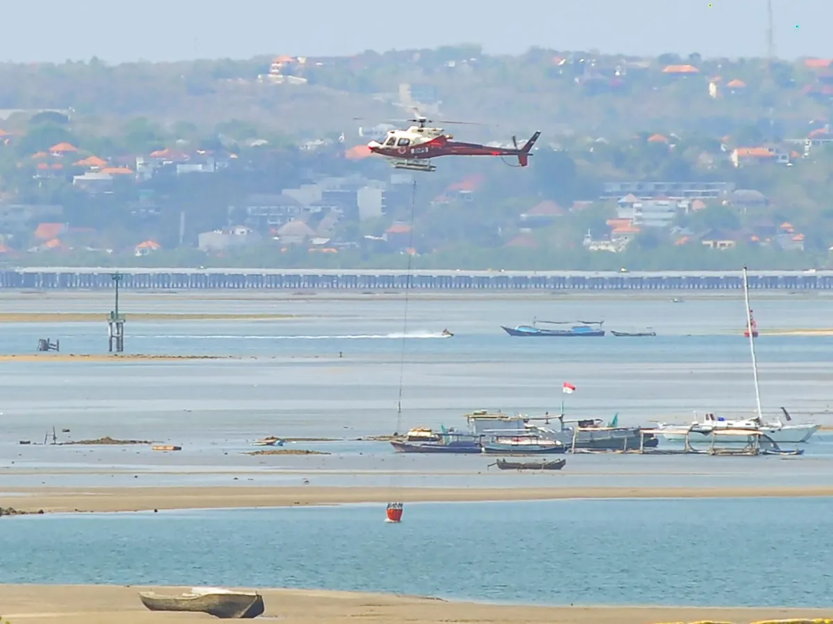 FOTO: Aksi Pasukan Raider TNI AD Dan Helikopter Water Bombing BNPB ...