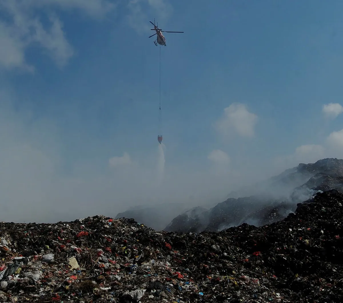 FOTO: Aksi Pasukan Raider TNI AD Dan Helikopter Water Bombing BNPB ...