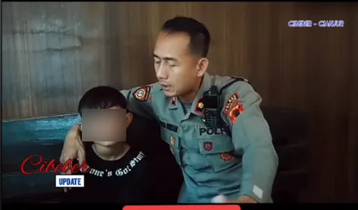 Tampak Mendengarkan Nasehat Polisi