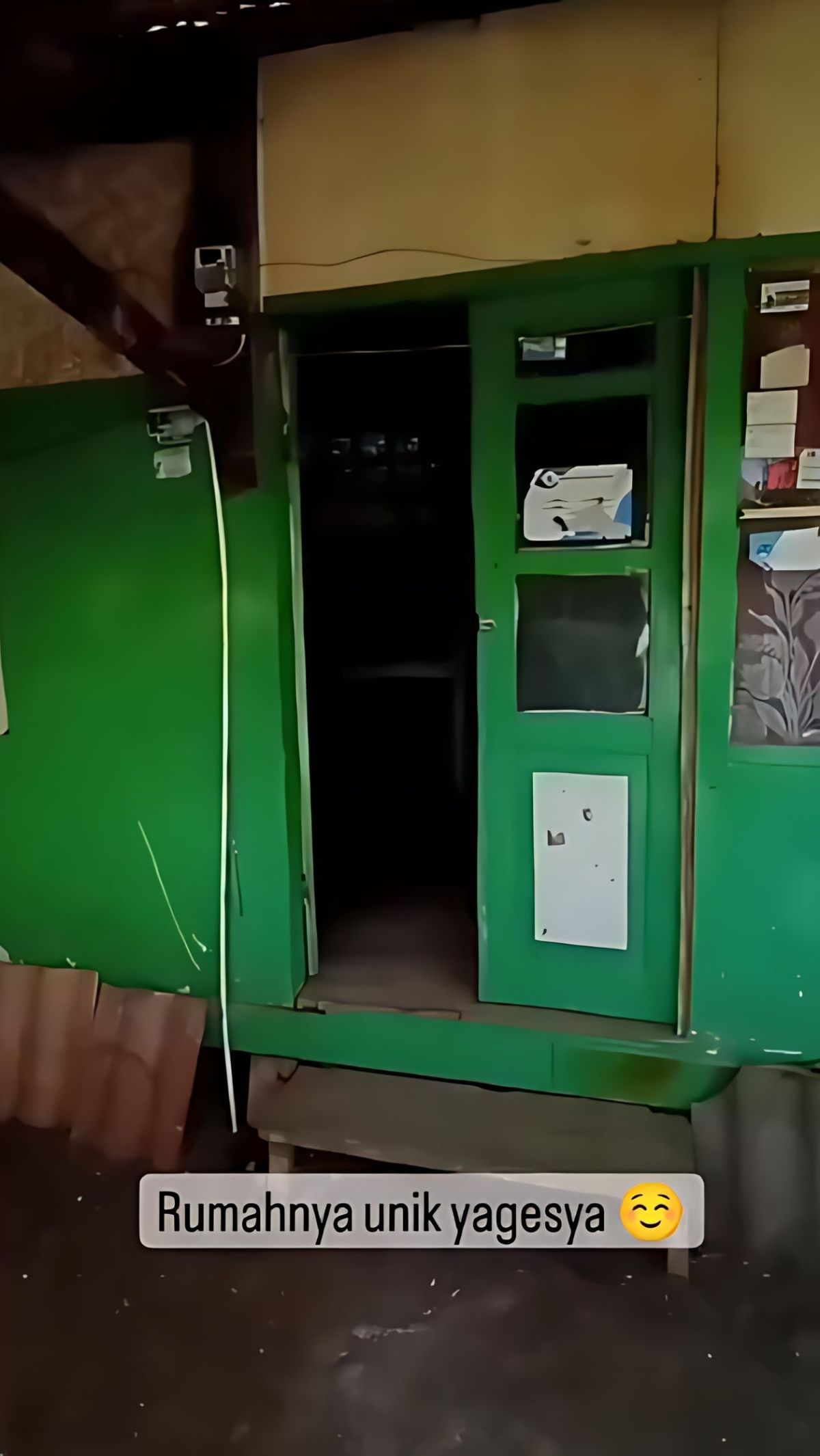 Dari jarak dekat, rumah ini berbentuk panggung dengan lantai dari semen.