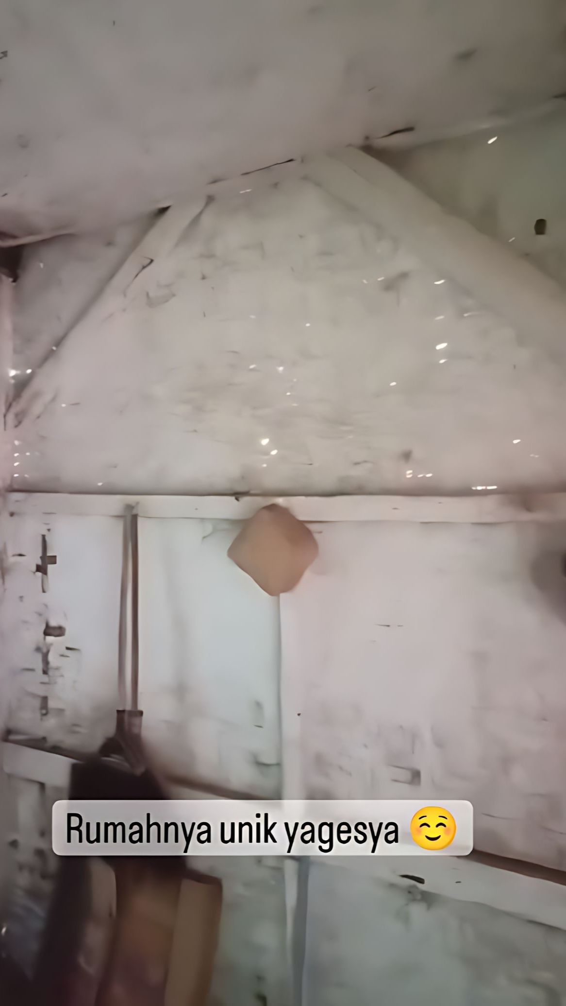 Semua dinding di ruang depan rumah tersebut juga terbuat dari anyaman bambu.