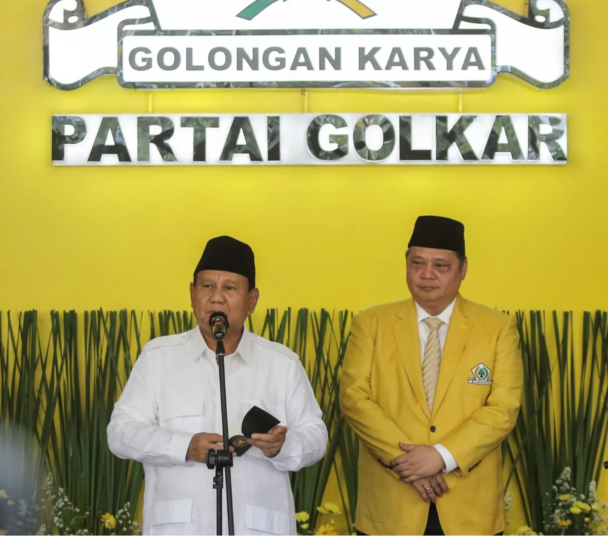 FOTO: Hadiri Syukuran HUT Partai Golkar, Prabowo Akrab Rangkul Akbar ...