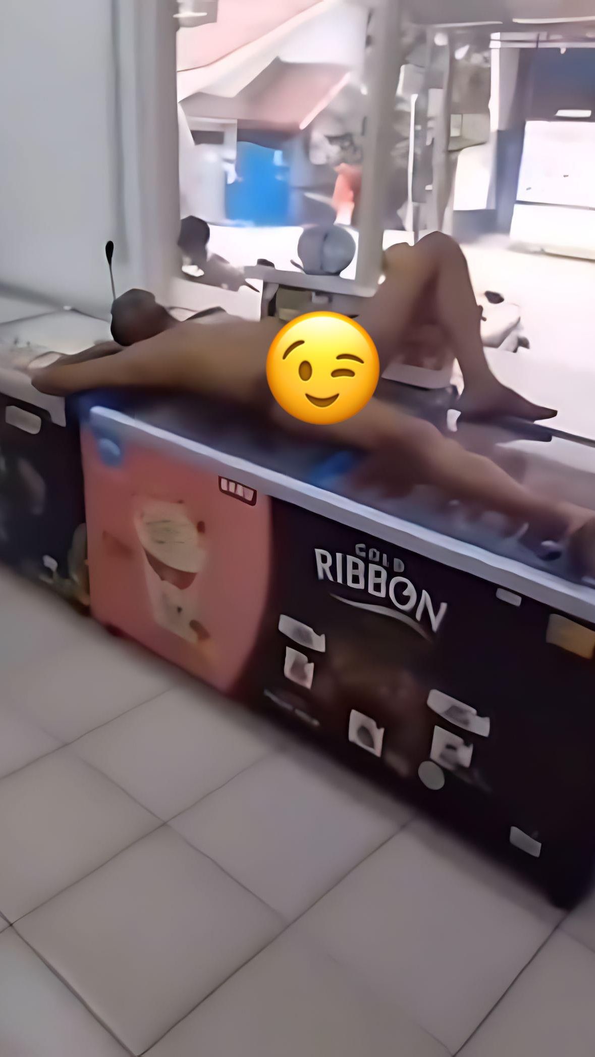 Aksi Nyeleneh Pria Numpang 'Ngadem' dari Cuaca Panas Bikin Heboh Pengunjung Swalayan