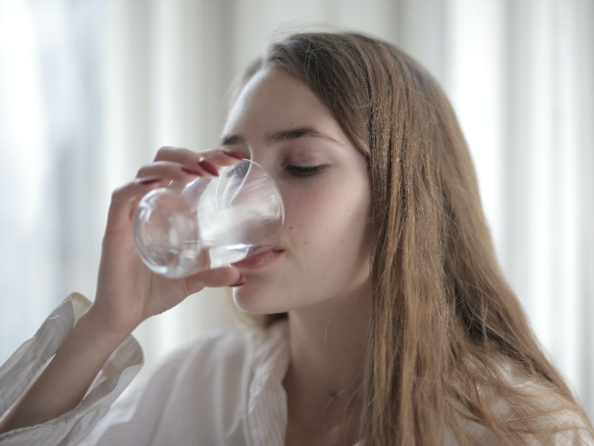 2. Minum Air